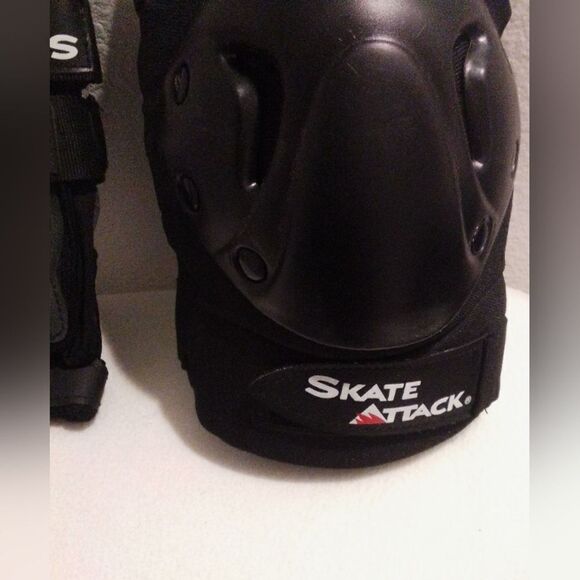 Brand New Skate Attack Knee & Wrist Guards - Size Large - Picture 3 of 6